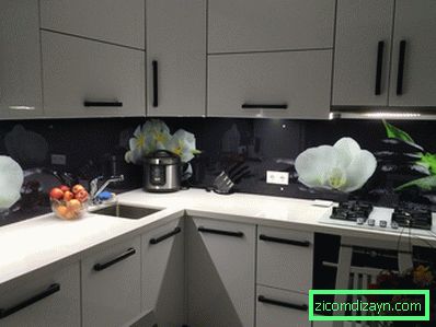 Mustavalkoisen keittiön muotoilu: suunnittelusäännöt, käytännön vinkit, valokuvan esimerkit