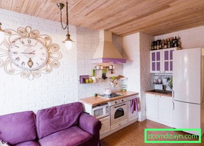 Provence-tyylinen keittiön sisustus, jossa on violetti aksentti